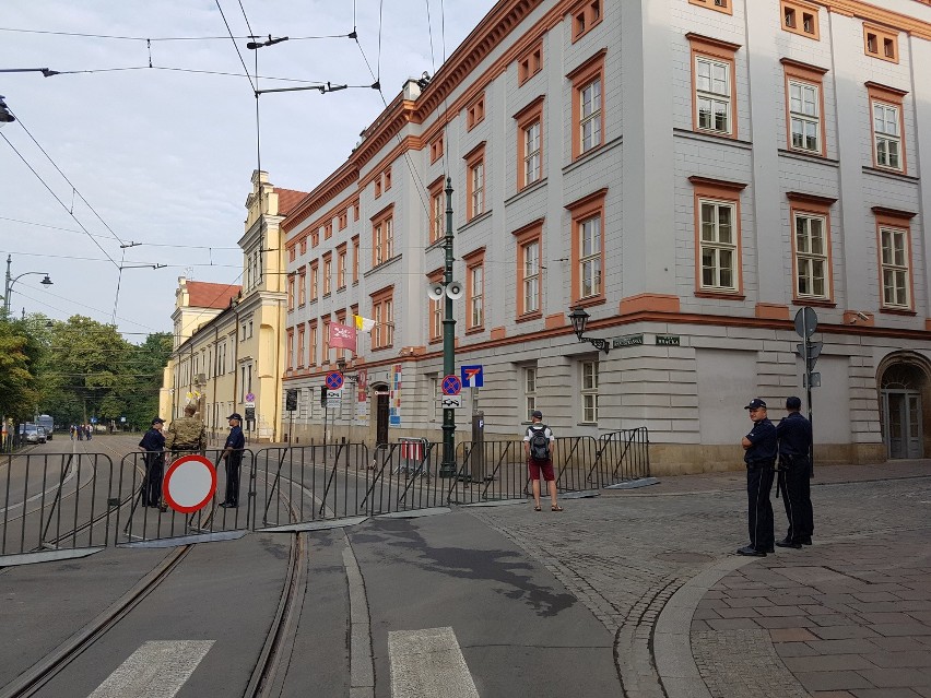 ŚDM w Krakowie. Policja zamyka kolejne ulice przed przyjazdem papieża