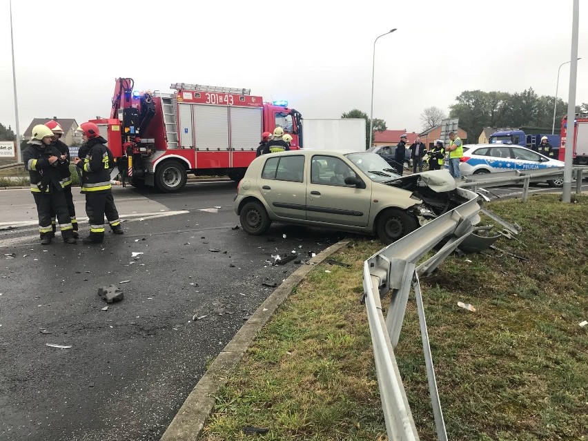 Zderzenie policyjnego radiowozu z renault na skrzyżowaniu...