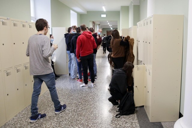 Uczniowie wrócą wcześniej do szkół. Koniec zdalnego nauczania