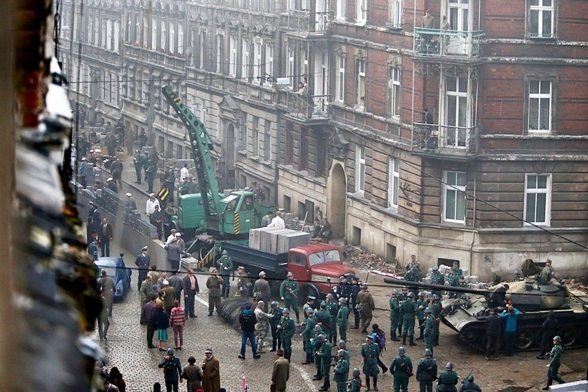 Steven Spielberg już Wrocławiu. Na Mierniczej strefa zamknięta. Kręcą film (ZDJĘCIA)