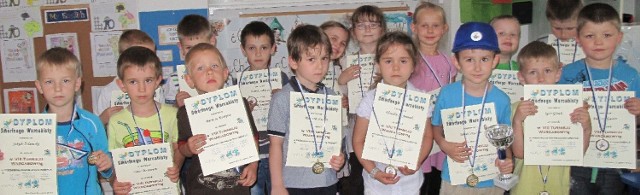 Przedszkolaki z buskiego &#8222;Smerfusia&#8221; na zakończenie VIII Turnieju Smerfnego Warcabisty otrzymały medale i nagrody.