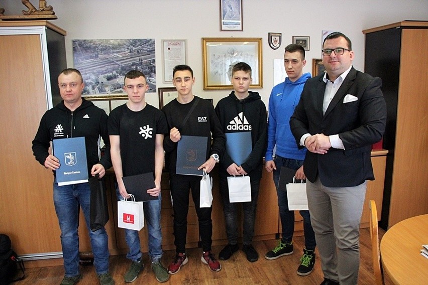 Od lewej: trener Krzysztof Ogłoza, Kacper Fidos, Wiktor...