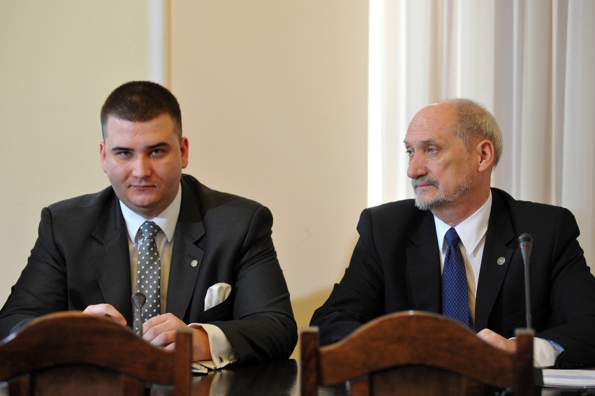 Bartłomiej Misiewicz, były rzecznik prasowy Ministerstwa Obrony Narodowej wypuścił na rynek wódkę "Misiewiczówkę"