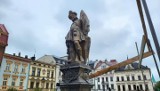 Ruszyła renowacja fontanny na rynku w Cieszynie. Figura św. Floriana już wyjaśniała