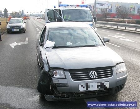 Bielany Wrocławskie: Wypadek i zablokowana droga przy Tesco. To był policyjny pościg [FILM, ZDJĘCIA]