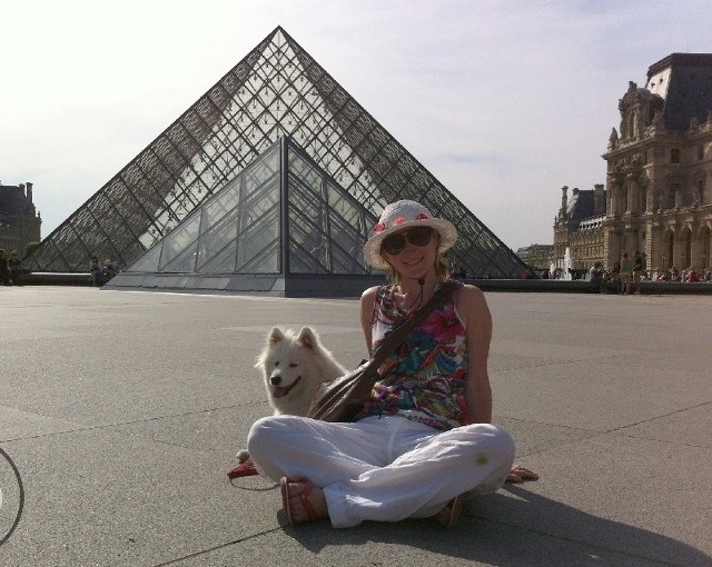 Anna Drąg z Missouri zwiedziła pięć krajów. Na zdjęciu przed paryskim Luwrem.
