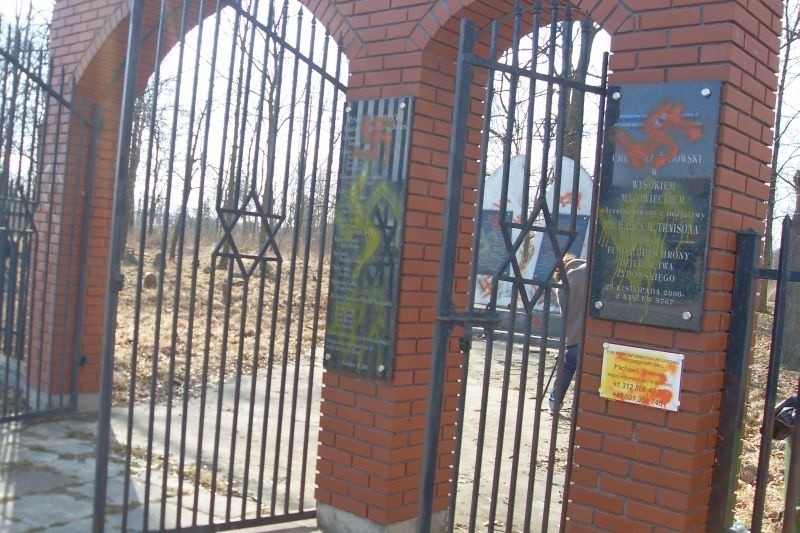 Zdewastowany cmentarz żydowski