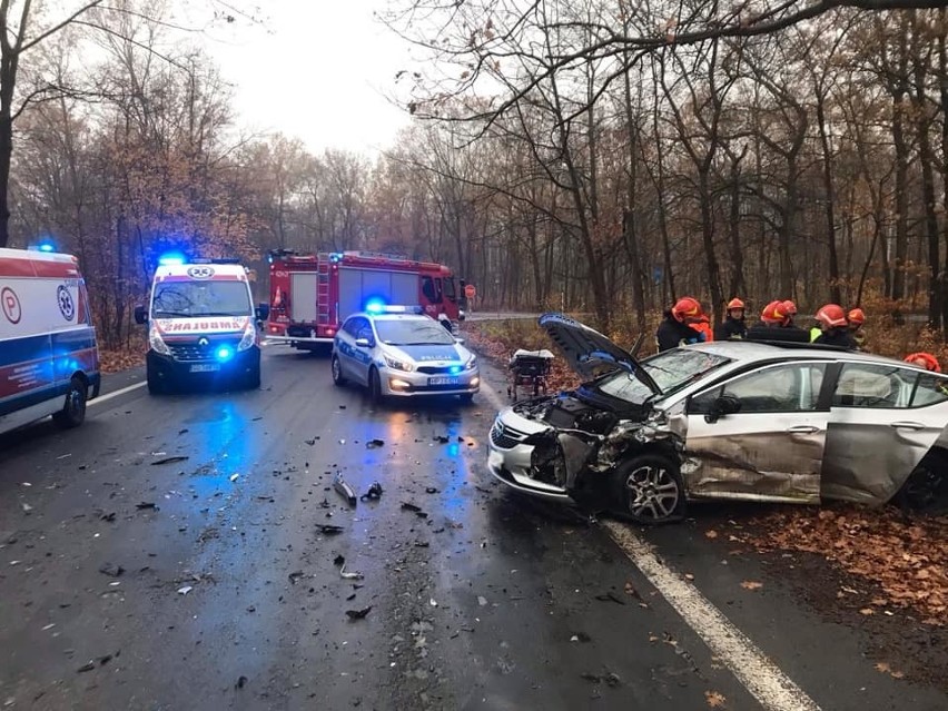 Groźny wypadek w Kędzierzynie-Koźlu. Zderzyły się dwa samochody i rowerzystka