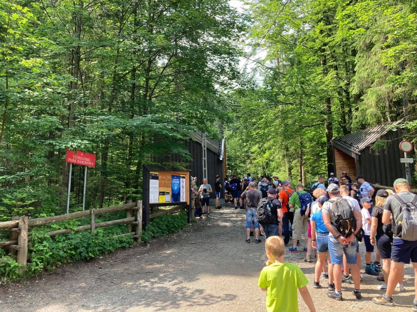 Tatry. Wakacje w górach rozpoczęły się na całego. Przed wejściami na szlaki tworzą się długie kolejki