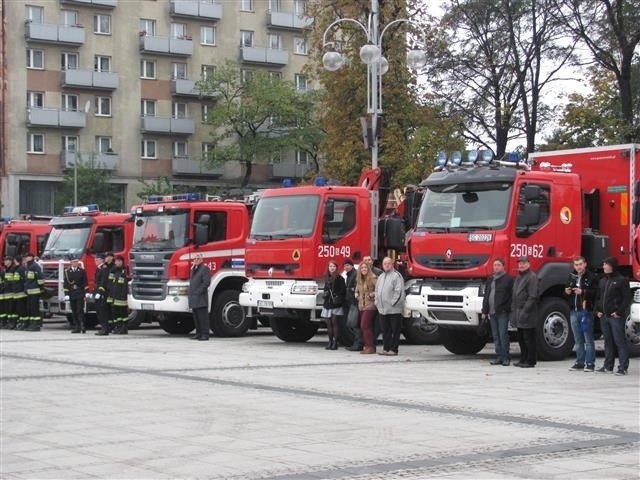 Defilada i ślubowanie strażaków w Częstochowie. Towarzyszyły...