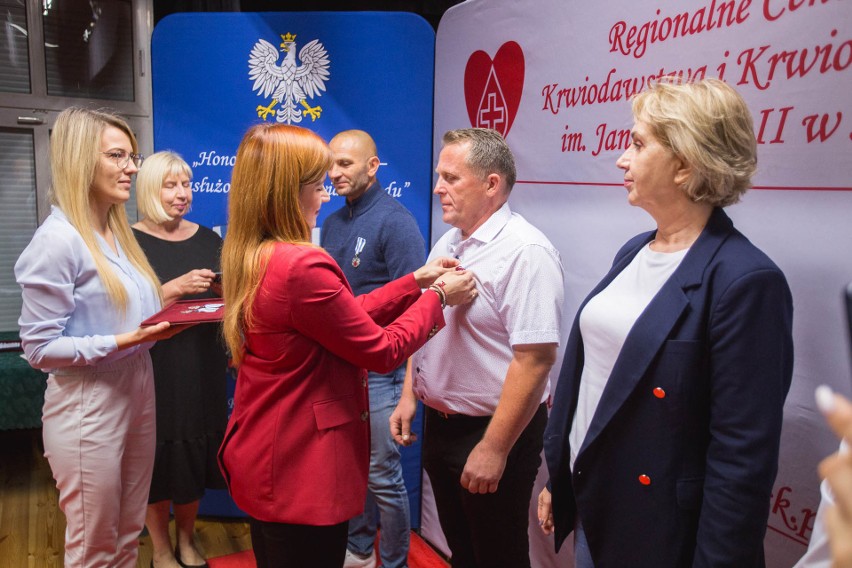 Nagrodzono honorowych dawców krwi ze Słupska. Oddają innym...