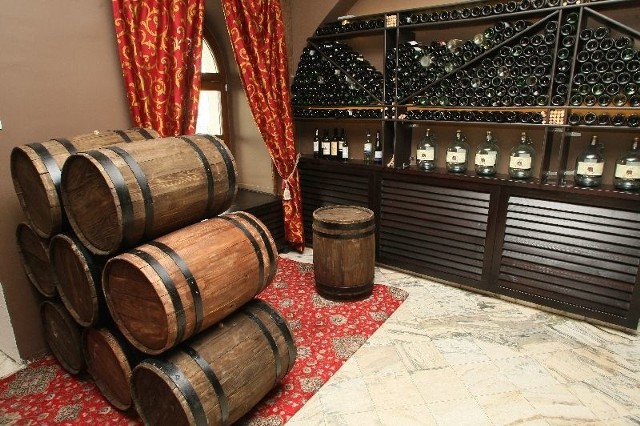 Przy samym wejściu do Gildii gości wita ekspozycja leżakujących win.