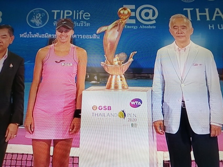 Magda Linette z pięknym trofeum za zwycięstwo w tajlandzkim...