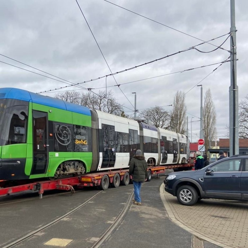 Powypadkowy swing pojechał do naprawy. Zobacz jak wyglądała operacja załadunku [ZDJĘCIA]