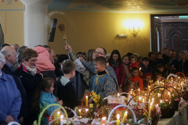 W tradycji cerkwi prawosławnej istnieje zwyczaj stawiania zapalonej cienkiej świeczki przy koszyczku.