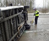 Między Suchaniem a Krąpielem trwa akcja stawiania na koła TIR-a 