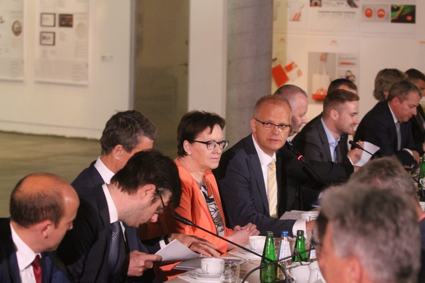 Premier Ewa Kopacz podczas rozmów ze związkowcami