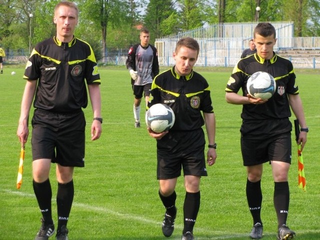 Jakub Tomoń (z prawej) do tej pory w wyższych ligach pomagał tylko starszym kolegom jako asystent.