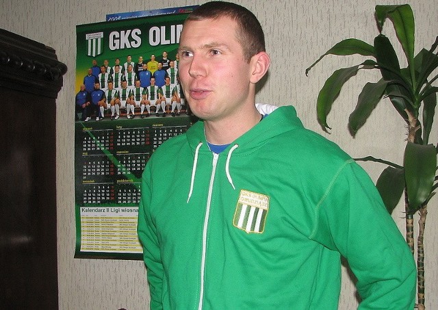 Bartek Brudniewicz, menadżer drużyny Olimpii Grudziądz sam założył nową, klubową bluzę. Takie właśnie mogą sobie sprawić fani biało-zielonych.