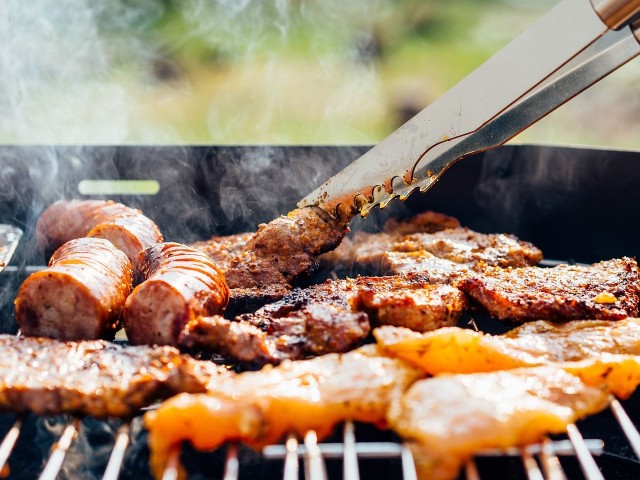 Podczas grillowania żywności wytwarzają się szkodliwe związki chemiczne, jak np. węglowodory aromatyczne, które powstają, gdy wytapiający się z mięsa tłuszcz kapie na źródło żaru.