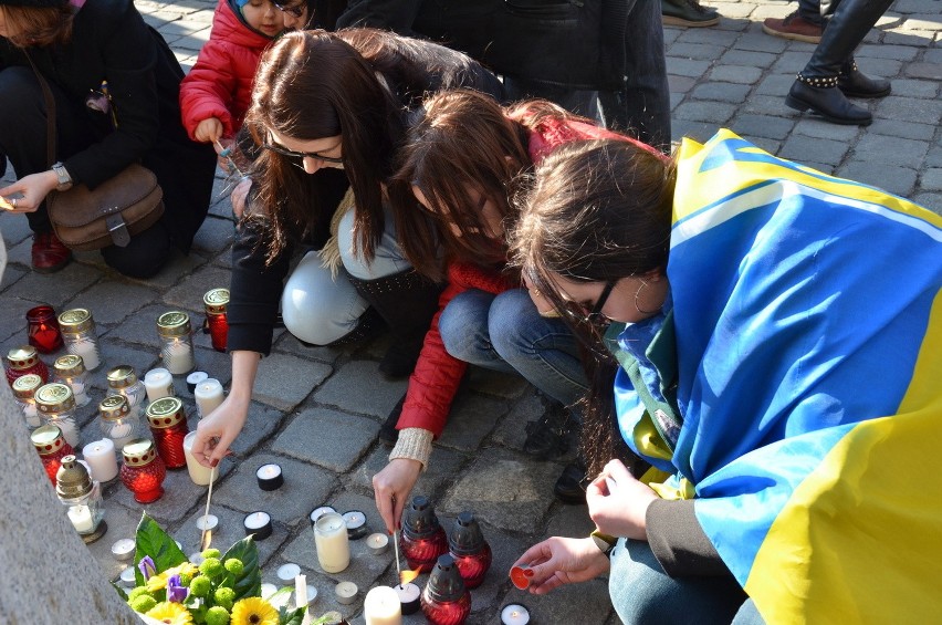 Wrocław: Zapalili znicze dla Ukrainy, aby uczcić pamięć ofiar (ZDJĘCIA, FILM)