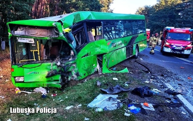 Do tragicznego wypadku doszło w poniedziałek, 13 września. Bus transportu medycznego zderzył się czołowo z autobusem PKS Zielona Góra.