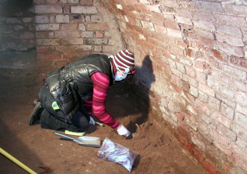 Archeolog Agnieszka Niemirka odnalazla kolejny szkielet....