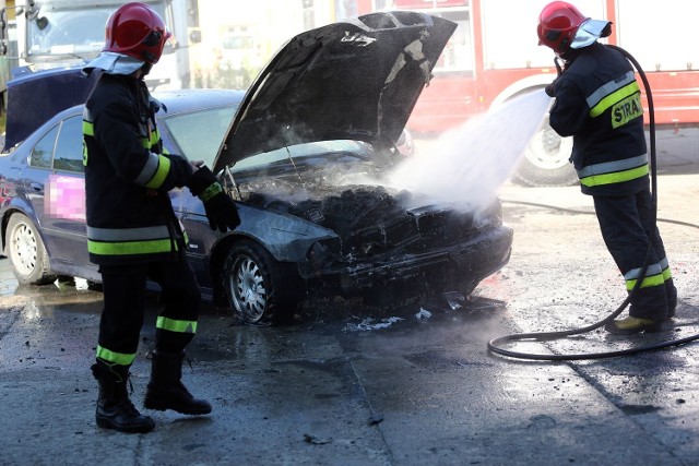 Gaszenie płonącego bmw w Stalowej Woli, pożarem była objęta komora silnika. Strażacy błyskawicznie ugasili pożar wodą z węża szybkiego natarcia.