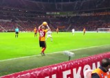 Wesley Sneijder posłuchał rady kibica z trybun przy wyrzucie z autu [WIDEO]