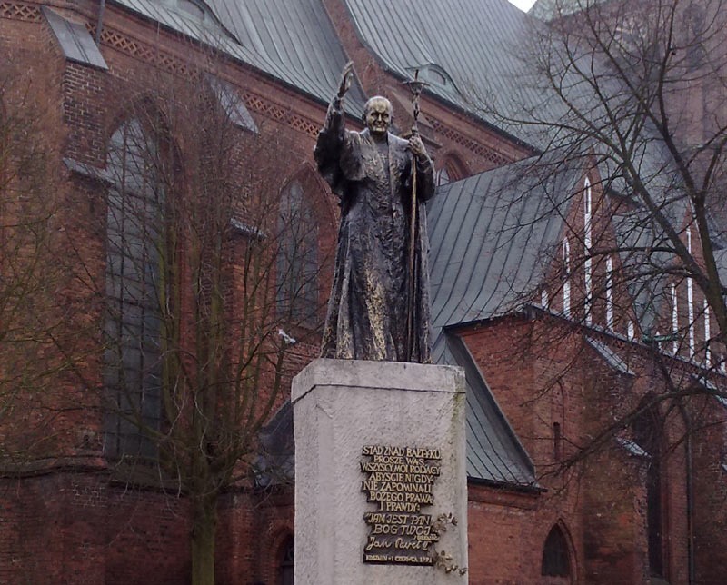 Pomnik Jana Pawla II w Koszalinie przy ul. Zwyciestwa.