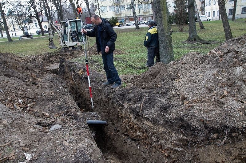 Hotel Ritz - fundamenty odkryto przy przebudowie al. Piłsudskiego (zdjęcia)