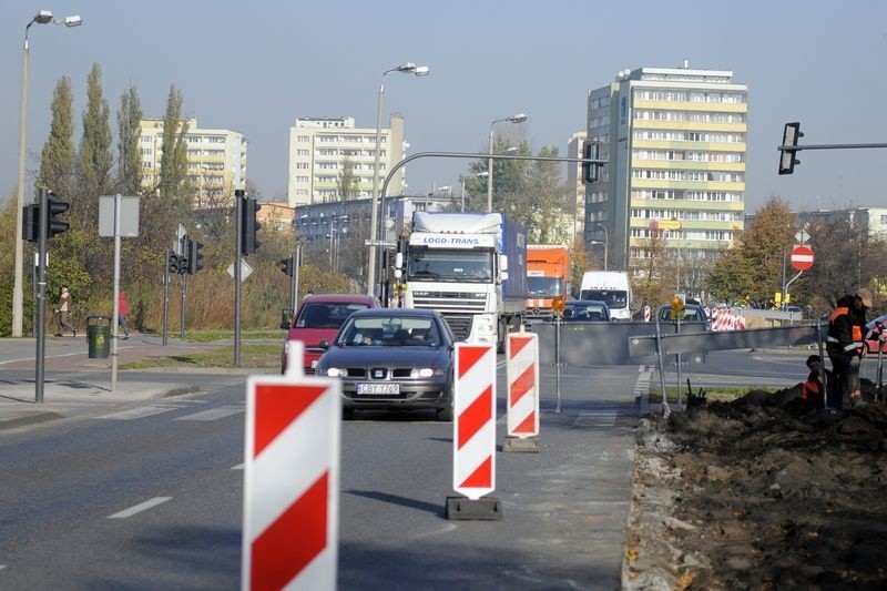 Prace nad budową buspasa na ulicy Wyszyńskiego w Bydgoszczy...