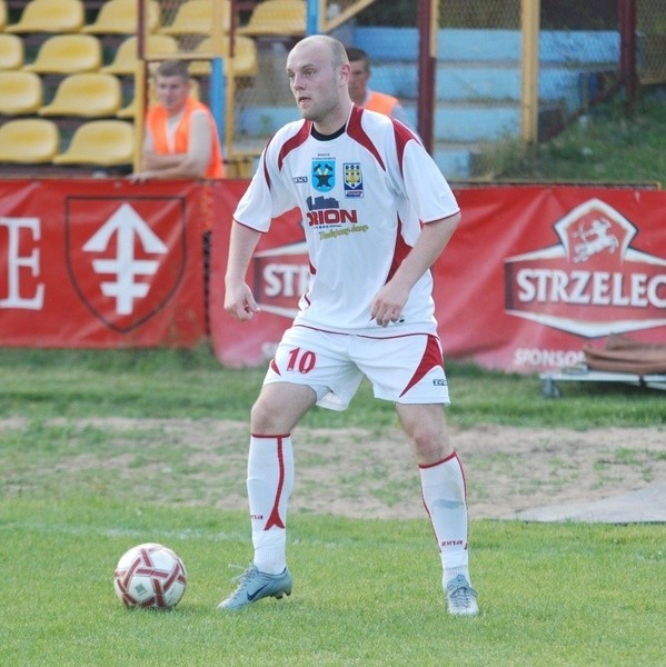 Grzegorz Tobiszewski w meczu z MKS Stąporków udanie zastąpił Dariusza Andułę, zdobywając dwie bramki. 