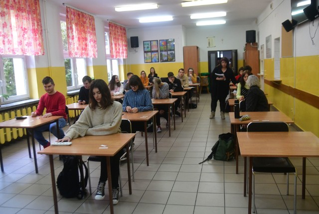 Uczniowie z z XIII Liceum Ogólnokształcącego z Oddziałami Dwujęzycznymi imienia Noblistów Polskich w Radomiu przystąpili do próbnego egzaminu maturalnego z matematyki.