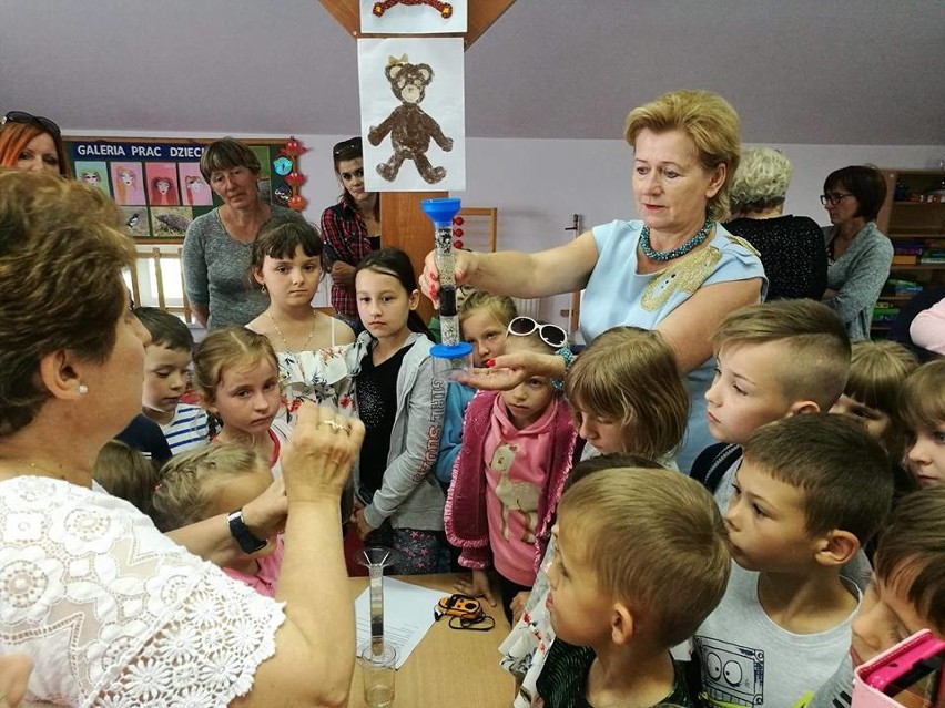 Szkoła w Lasocinie w gminie Łopuszno z nowym sprzętem do pomiarów oraz badań przyrodniczych