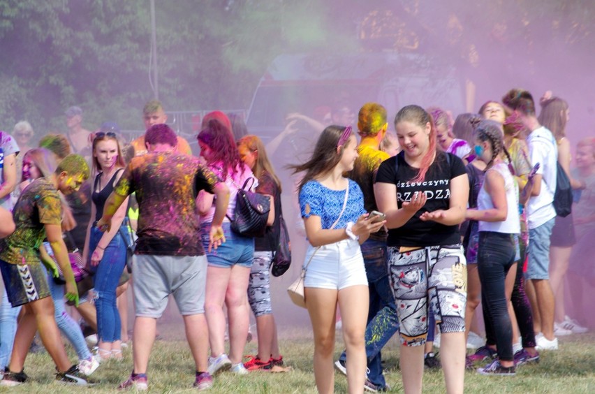 Bitwa na kolory! Holi Festival w Tarnobrzegu [ZDJĘCIA]  