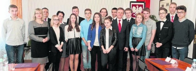 Młodzieżowa Rada Miejska w Sędziszowie tuż po pierwszej sesji. Jest to pierwsza tego typu inicjatywa w powiecie jędrzejowskim.