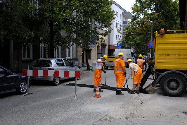 Na ul. PCK wciąż problemy. Nawierzchnia zerwana do wymiany rur,  ciągle jeszcze nie została należycie odtworzona