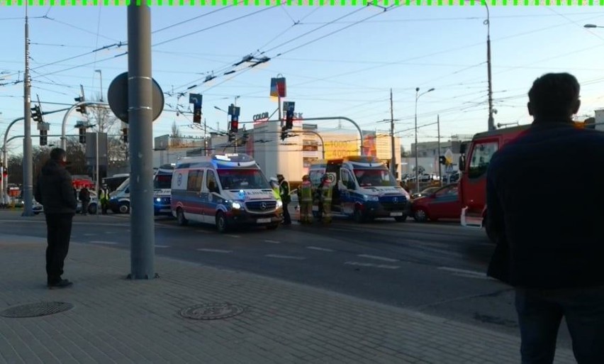 Karetka na sygnale zderzyła się z audi na skrzyżowaniu w Lublinie. Zobacz zdjęcia