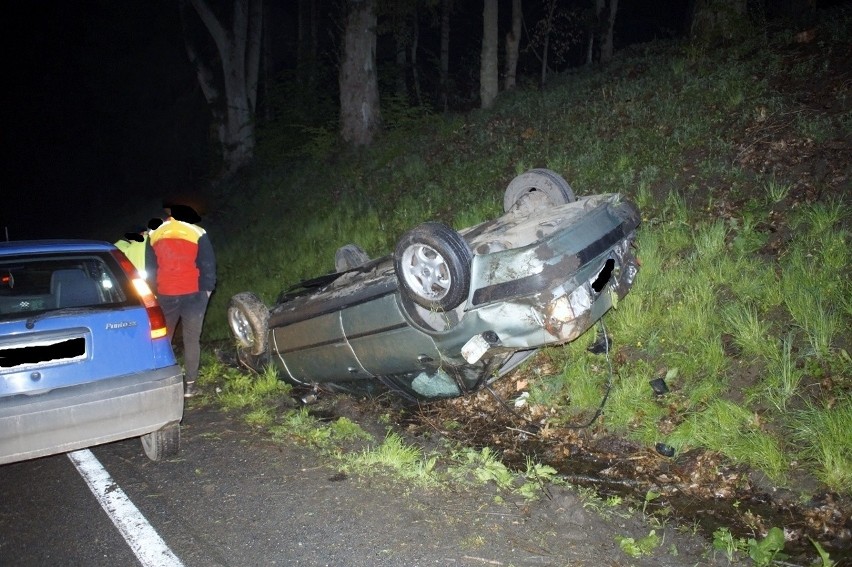 Wypadek koło Kruszyny. Dachował samochód osobowy