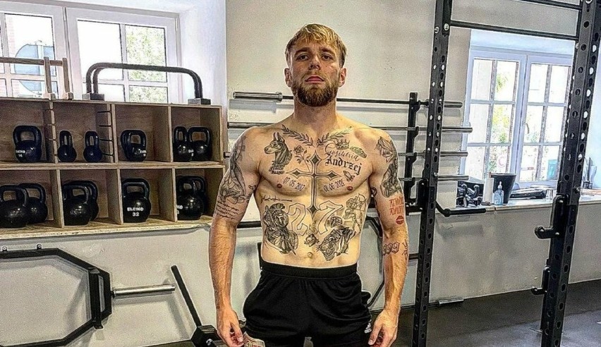 Piłkarz jest fanem wielu tatuaży na swoim ciele. Zawodnik...