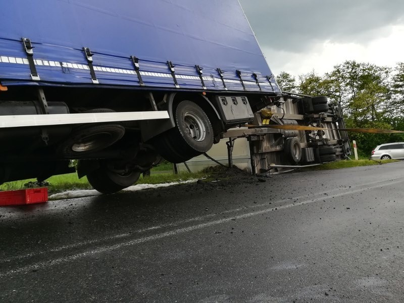 Ciężarówka wywróciła się na drodze Choszczno - Raduń