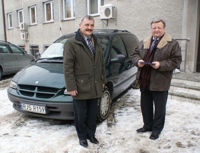 Od lewej: Zbigniew Betlej, dyrektor jasielskiego szpitala i Jan Kruczak, prezes PNiG w Jaśle.