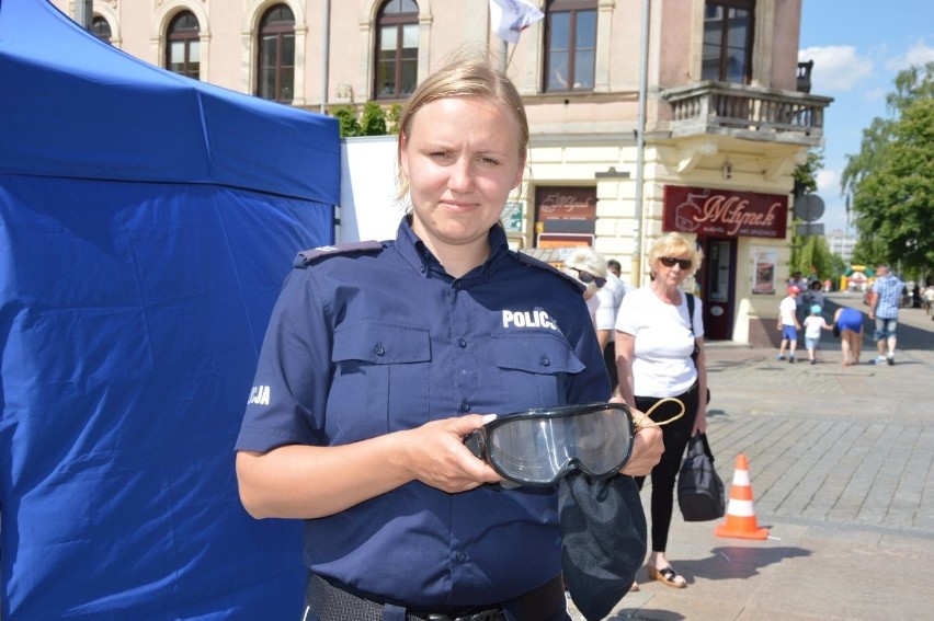 Starszy sierżant Katarzyna Kowalczyk prezentuje alko-gogle,...