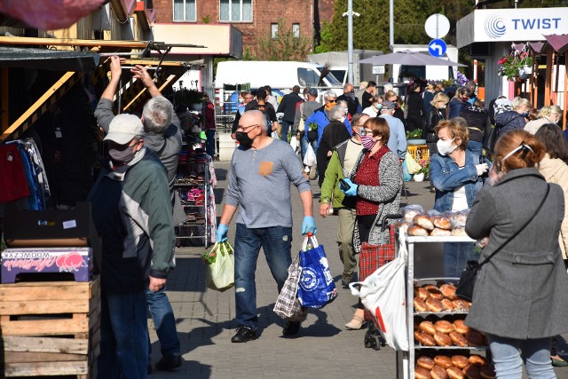 Targ w Rybniku oblężony. Setki osób odwiedziły stragany przy Hallera.Zobacz kolejne zdjęcia. Przesuwaj zdjęcia w prawo - naciśnij strzałkę lub przycisk NASTĘPNE