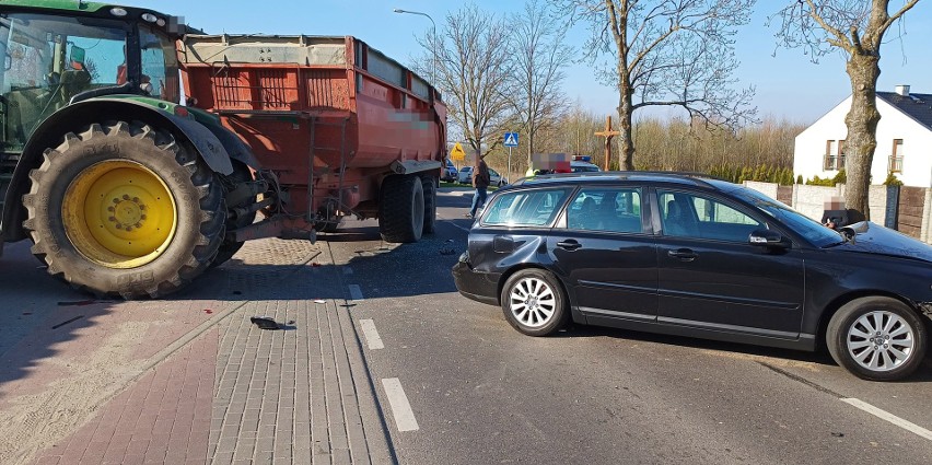 Wypadek ciągnika i dwóch samochodów w Siemianicach. Kobieta w szpitalu