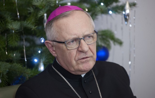 - Boże Narodzenie to czas, gdy człowiek i Bóg zamienili się rolami. To wielki  dar obecności - mówi ksiądz biskup Edward Dajczak, ordynariusz koszalińsko-kołobrzeski.