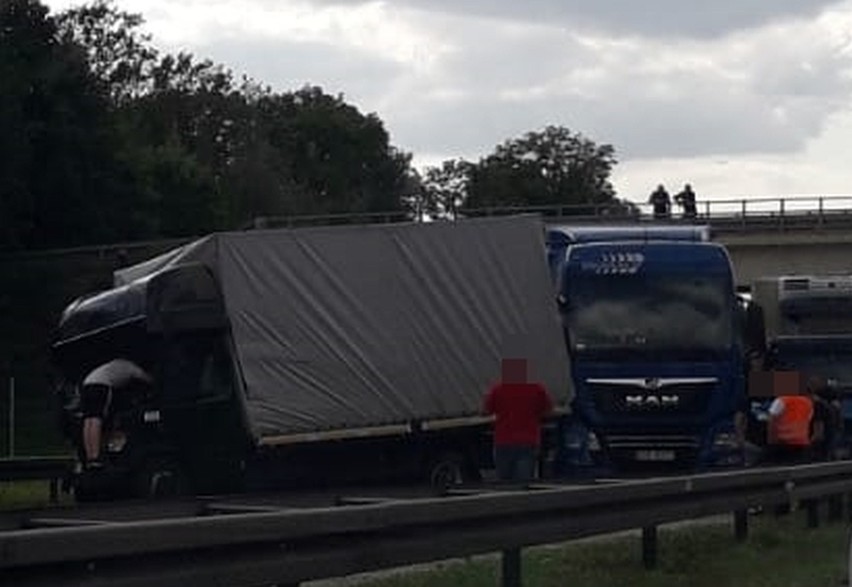 Wypadek 3 aut na autostradzie A4 pod Wrocławiem. Droga zablokowana, potężne korki