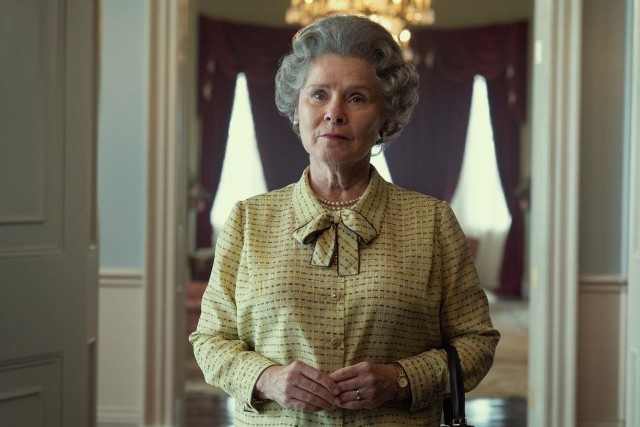Ten oparty na wydarzeniach historycznych serial opowiada o królowej Elżbiecie II oraz wydarzeniach z życia politycznego i prywatnego, które wpłynęły na jej panowanie.Serial dostępny jest na platformie Netflix.