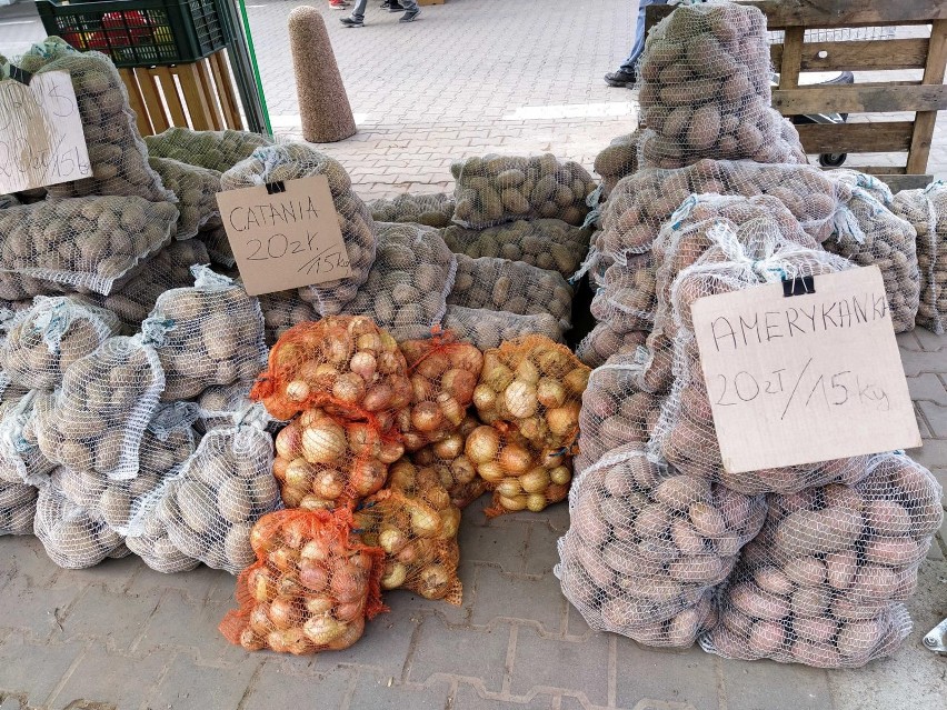 Worek 15 kg ziemniaków kosztuje najczęściej 20 zł.
